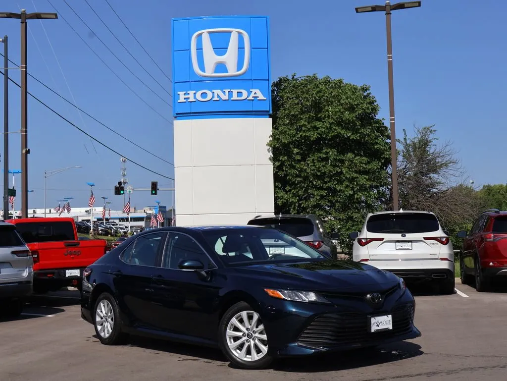 Green 2018 Toyota Camry LE for sale in Kansas City, MO