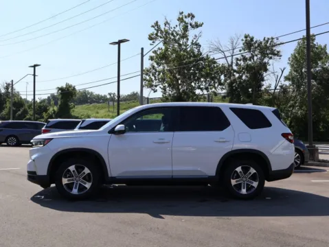 More photos of 2023 Honda Pilot EX-L 7 Passenger at Jay Wolfe Honda, MO