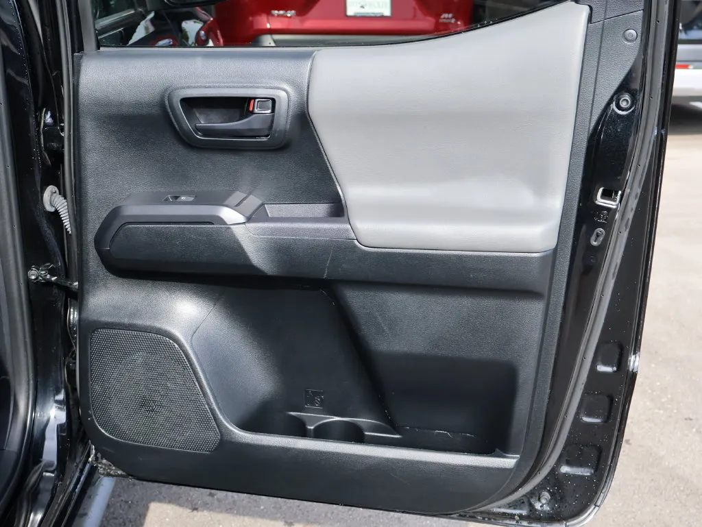 Toyota Tacoma photo 14
