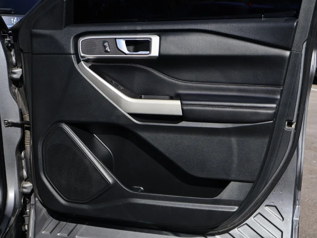 Ford Explorer photo 11