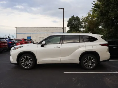 More photos of 2021 Toyota Highlander Platinum at Jay Wolfe Honda, MO