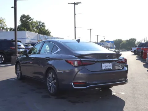 More photos of 2021 Lexus ES 300h at Jay Wolfe Honda, MO