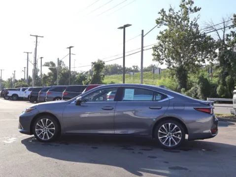 More photos of 2021 Lexus ES 300h at Jay Wolfe Honda, MO
