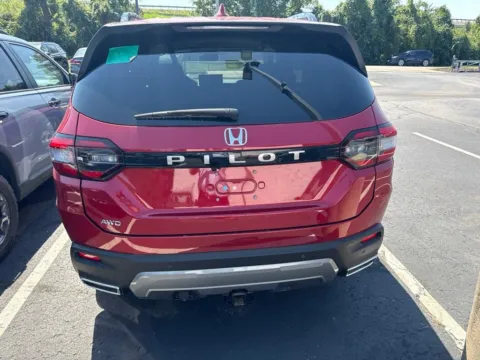 More photos of 2026 Honda Pilot EX-L at Jay Wolfe Honda, MO