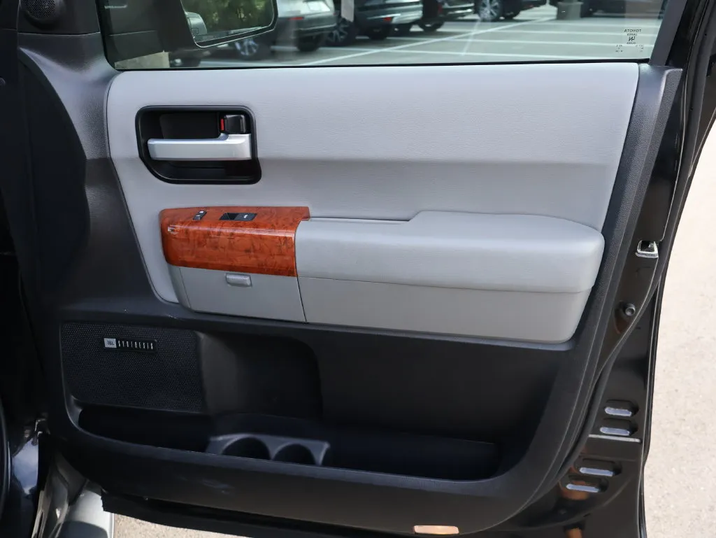 Toyota Sequoia photo 11