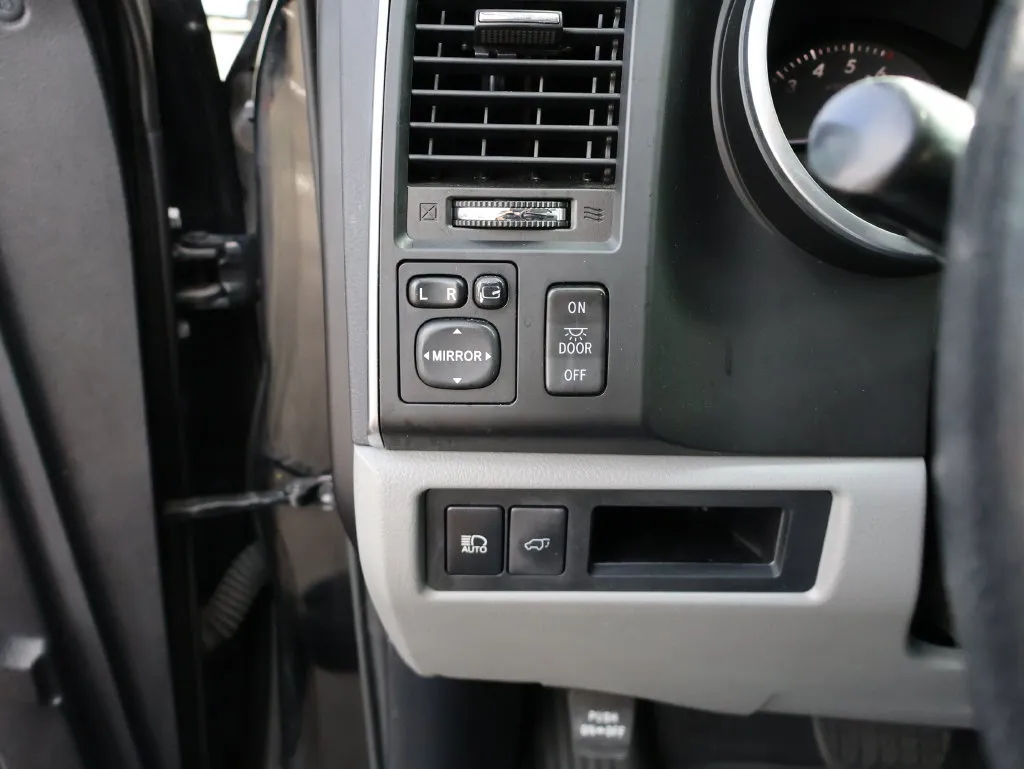 Toyota Sequoia photo 35