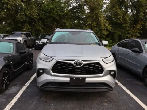 Photos of 2020 Toyota Highlander XLE for sale in Kansas City, MO at Jay Wolfe Honda