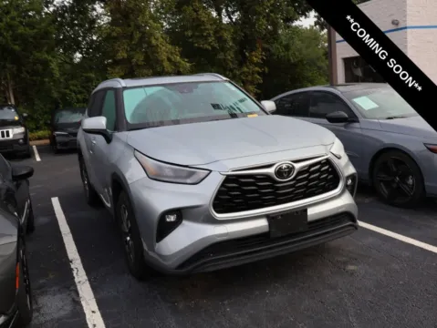 Silver 2020 Toyota Highlander XLE for sale in Kansas City, MO