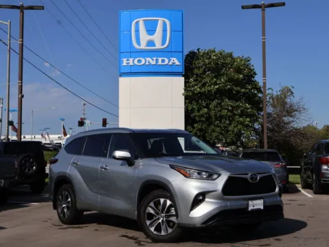 Silver 2020 Toyota Highlander XLE for sale in Kansas City, MO