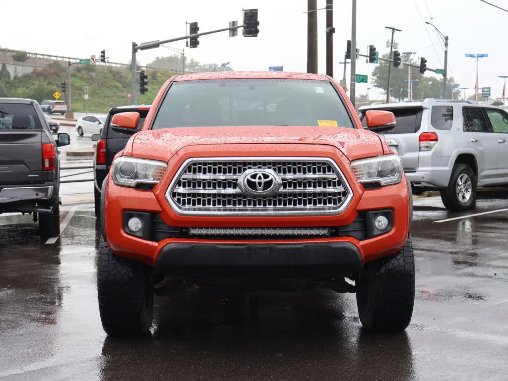 Toyota Tacoma photo 2
