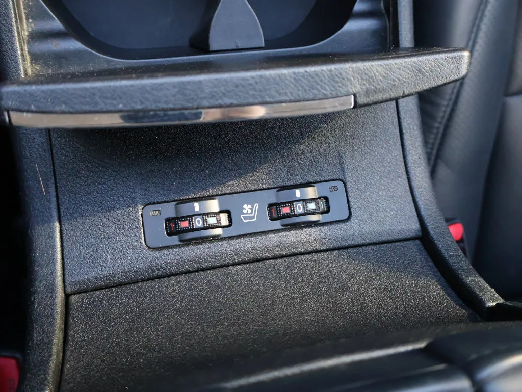 Lexus ES photo 24