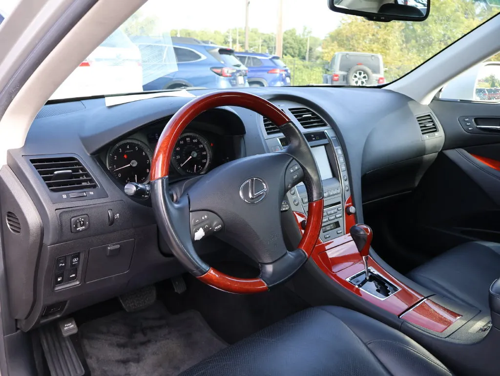Lexus ES photo 16