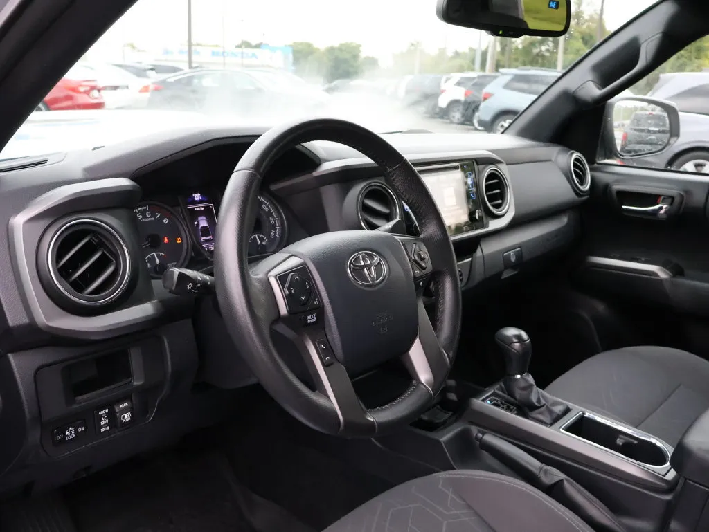 Toyota Tacoma photo 16