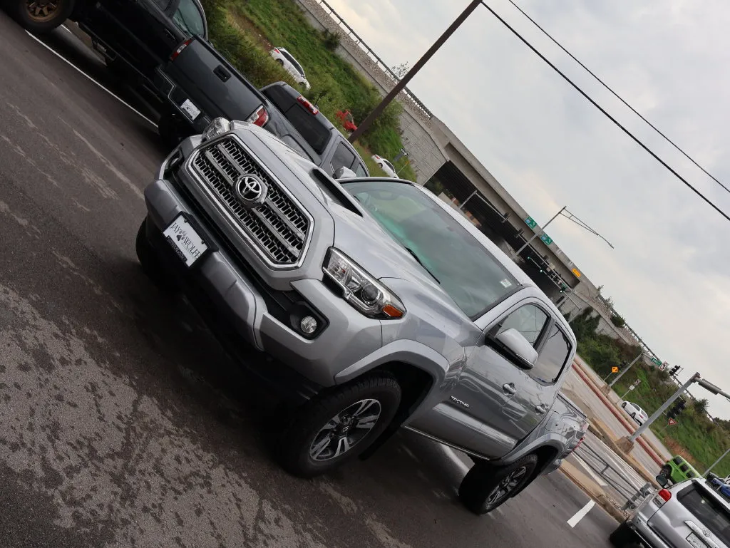 Toyota Tacoma photo 3
