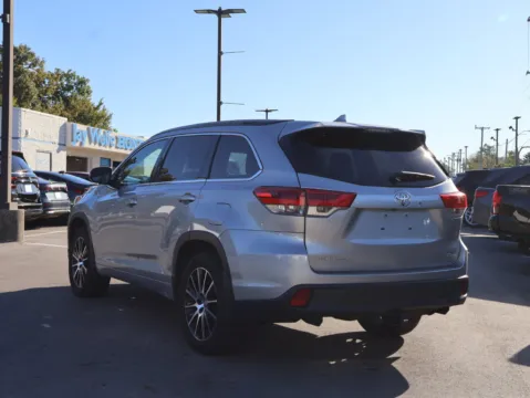 More photos of 2017 Toyota Highlander SE at Jay Wolfe Honda, MO