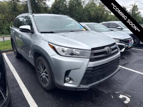 Silver 2017 Toyota Highlander SE for sale in Kansas City, MO