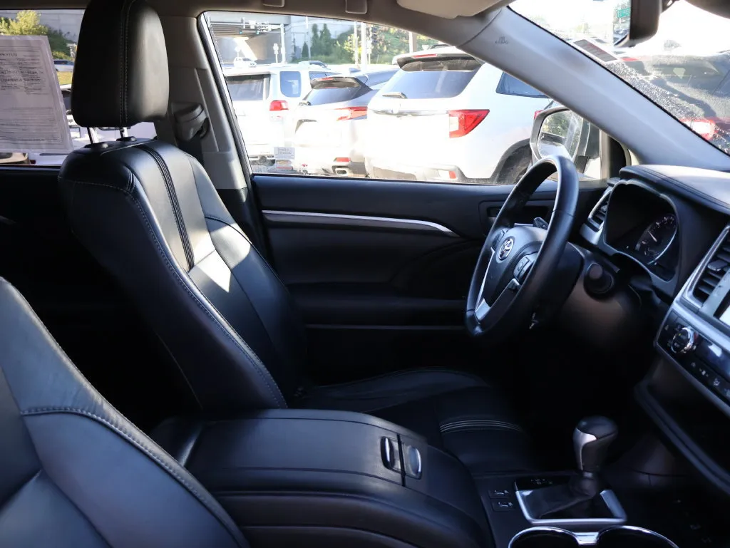 Toyota Highlander photo 8