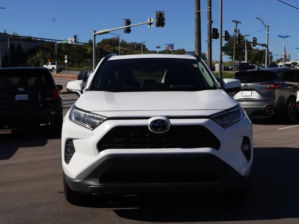 Toyota RAV4 photo 2