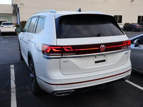 More photos of 2024 Volkswagen Atlas 2.0T SEL Premium R-Line at Jay Wolfe Honda, MO