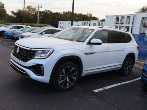 More photos of 2024 Volkswagen Atlas 2.0T SEL Premium R-Line at Jay Wolfe Honda, MO