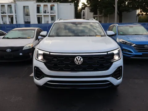 Photos of 2024 Volkswagen Atlas 2.0T SEL Premium R-Line for sale in Kansas City, MO at Jay Wolfe Honda