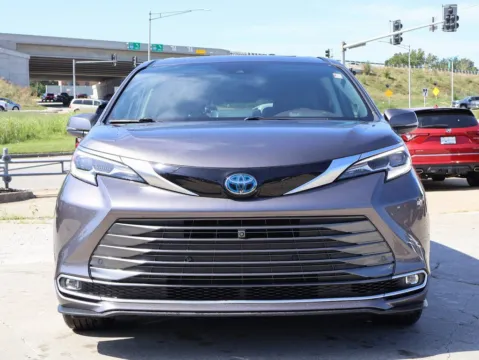 Photos of 2021 Toyota Sienna Platinum for sale in Kansas City, MO at Jay Wolfe Honda