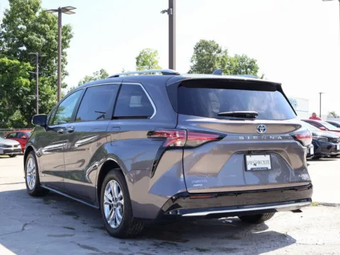 More photos of 2021 Toyota Sienna Platinum at Jay Wolfe Honda, MO