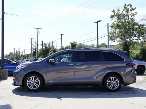 More photos of 2021 Toyota Sienna Platinum at Jay Wolfe Honda, MO