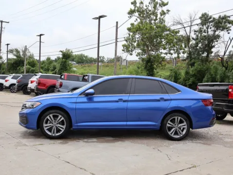 More photos of 2023 Volkswagen Jetta SE at Jay Wolfe Honda, MO