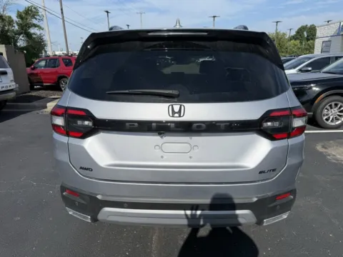 More photos of 2023 Honda Pilot Elite at Jay Wolfe Honda, MO
