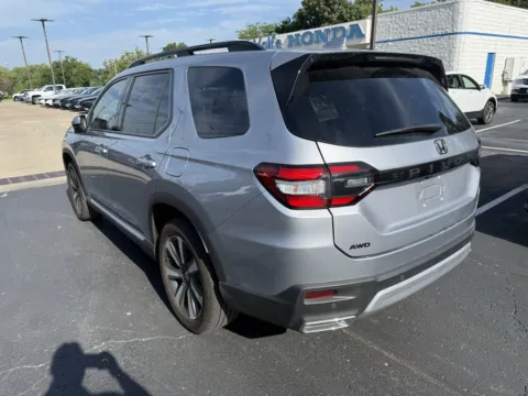 More photos of 2023 Honda Pilot Elite at Jay Wolfe Honda, MO