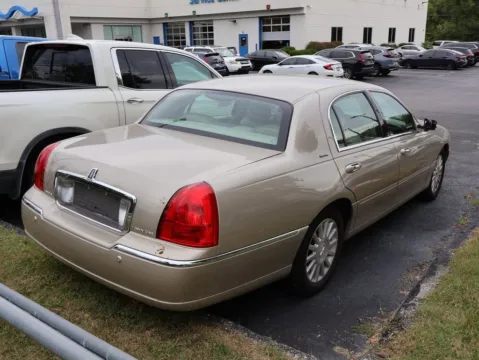 More photos of 2004 Lincoln Town Car Signature at Jay Wolfe Honda, MO