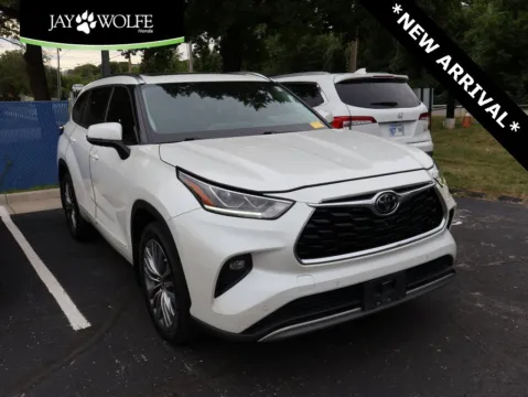 White 2020 Toyota Highlander Platinum for sale in Kansas City, MO