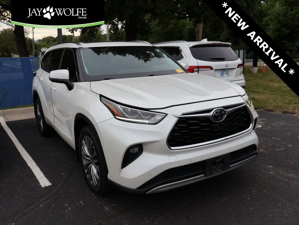 White 2020 Toyota Highlander Platinum for sale in Kansas City, MO