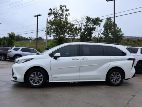 More photos of 2021 Toyota Sienna XLE at Jay Wolfe Honda, MO