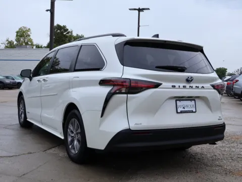 More photos of 2021 Toyota Sienna XLE at Jay Wolfe Honda, MO