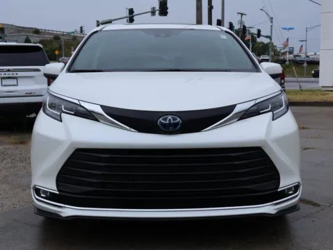 Photos of 2021 Toyota Sienna XLE for sale in Kansas City, MO at Jay Wolfe Honda