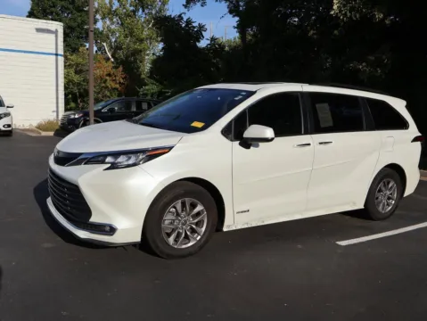 More photos of 2021 Toyota Sienna XLE at Jay Wolfe Honda, MO