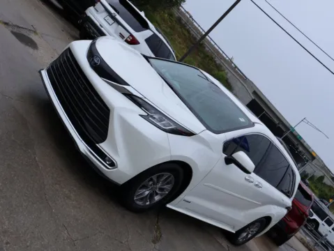 Another view of 2021 Toyota Sienna XLE for sale in Kansas City, MO at Jay Wolfe Honda