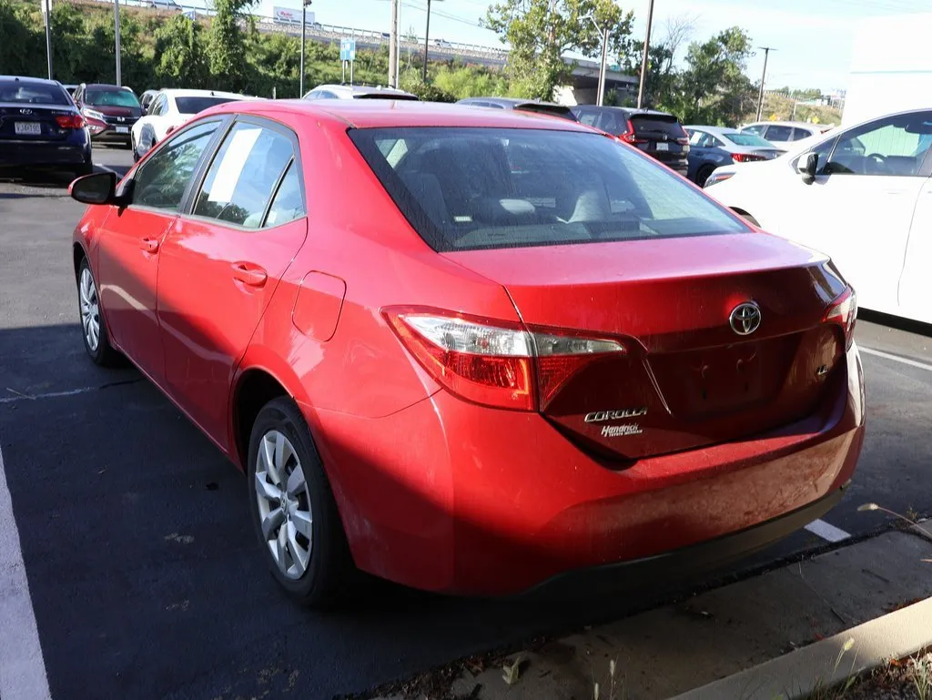 2015 Toyota Corolla LE photo 3