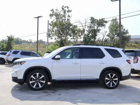 More photos of 2023 Honda Pilot Elite at Jay Wolfe Honda, MO