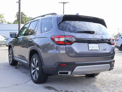 More photos of 2023 Honda Pilot Elite at Jay Wolfe Honda, MO