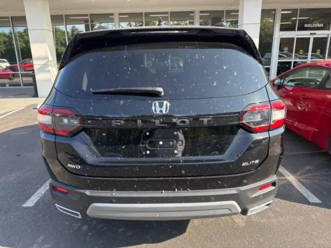 More photos of 2024 Honda Pilot Elite at Jay Wolfe Honda, MO