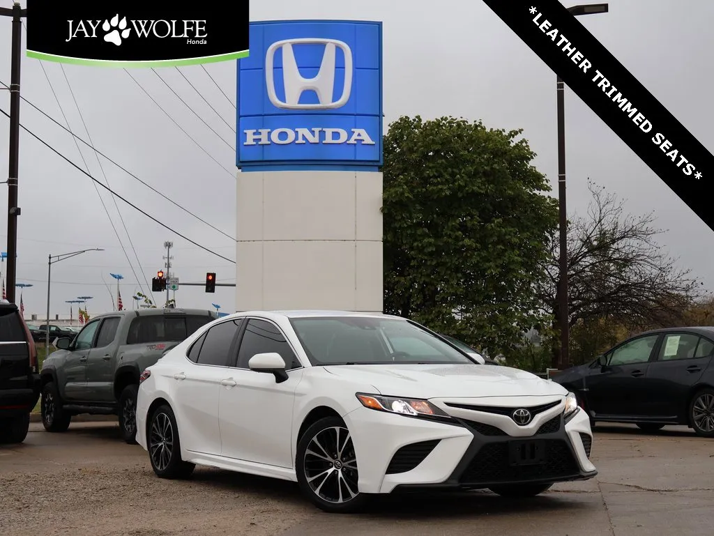 White 2020 Toyota Camry SE for sale in Kansas City, MO