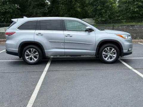 Photos of 2015 Toyota Highlander LE Plus V6 for sale in Ballwin, MO at Jay Wolfe Toyota of West County