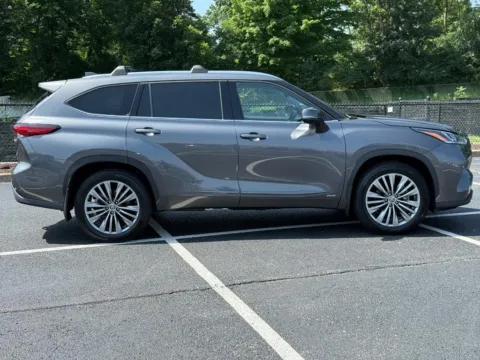 Photos of 2023 Toyota Highlander Hybrid Platinum for sale in Ballwin, MO at Jay Wolfe Toyota of West County