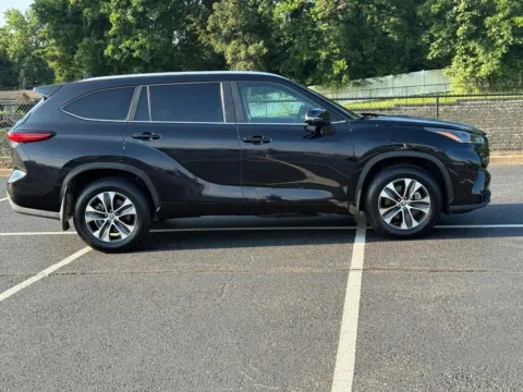 Photos of 2023 Toyota Highlander XLE for sale in Ballwin, MO at Jay Wolfe Toyota of West County