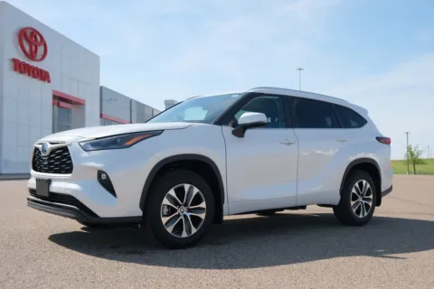 White 2025 Toyota Highlander XLE for sale in Ballwin, MO