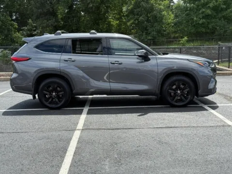 Photos of 2022 Toyota Highlander XLE for sale in Ballwin, MO at Jay Wolfe Toyota of West County