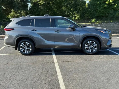 Photos of 2022 Toyota Highlander XLE for sale in Ballwin, MO at Jay Wolfe Toyota of West County